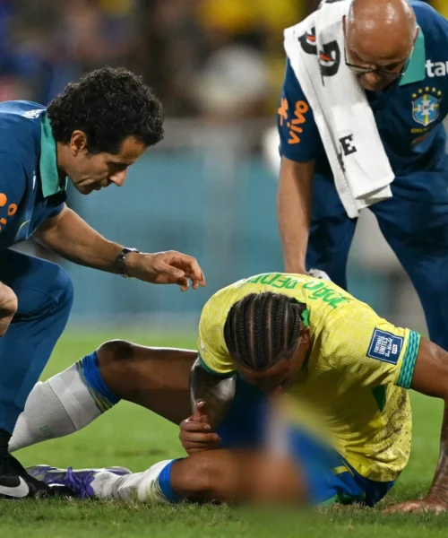 Grande spavento per João Pedro: si sente male e vomita in campo. Foto