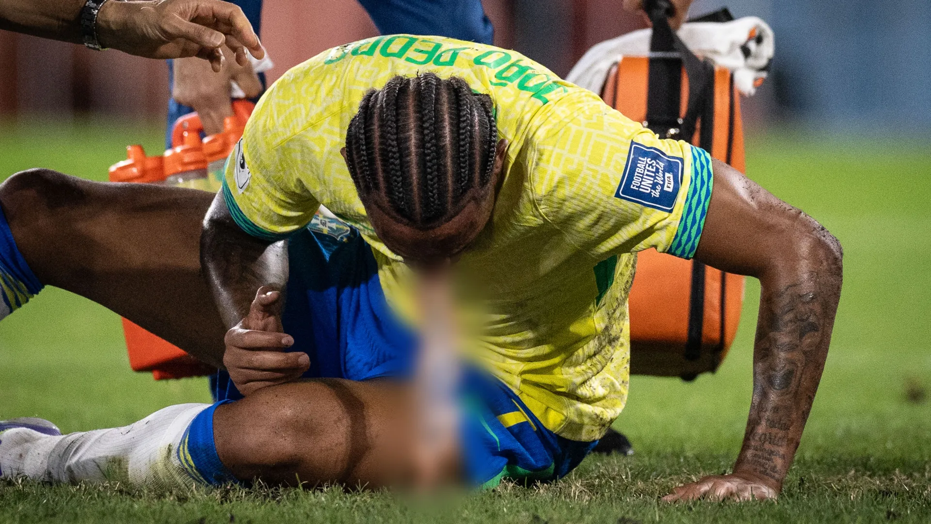Si sente male e vomita dopo uno scontro di gioco
