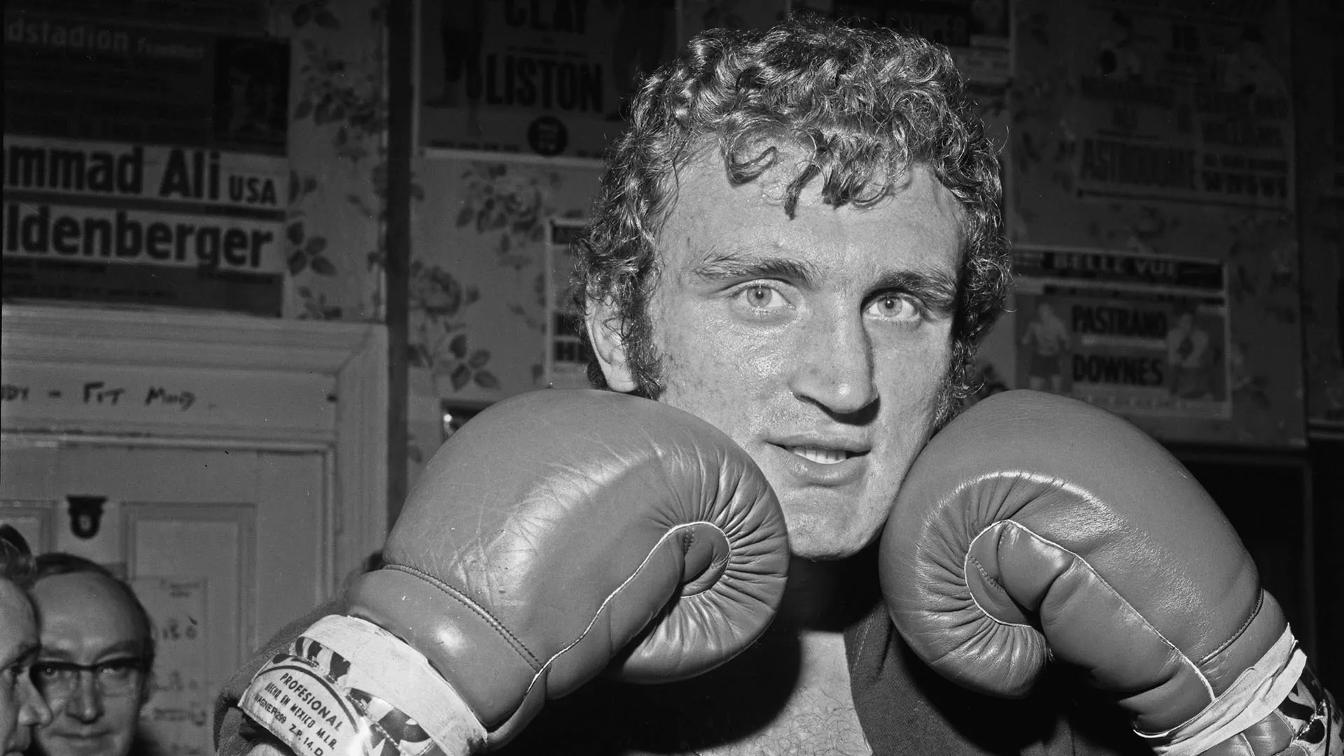 Nel Regno Unito è ricordato per aver battuto Henry Cooper, icona della boxe britannica