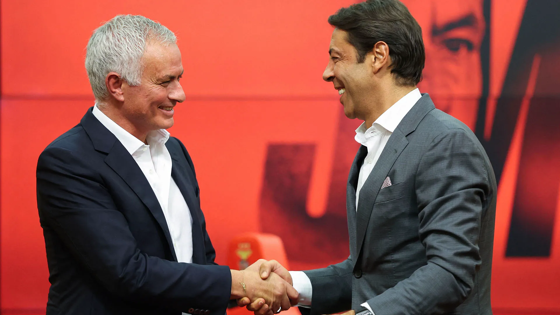 Il passaggio del tecnico portoghese dal Fenerbahce al Benfica ha scatenato qualche malumore

