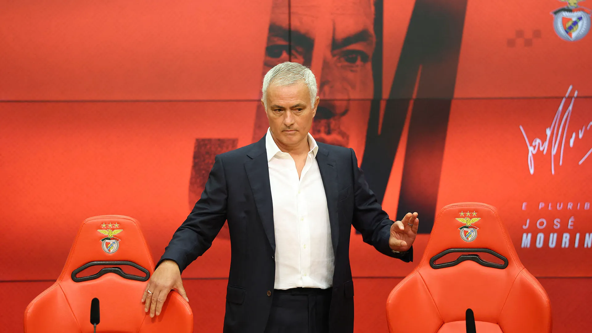 Migliaia di tifosi turchi si sono scagliati contro l'allenatore portoghese
