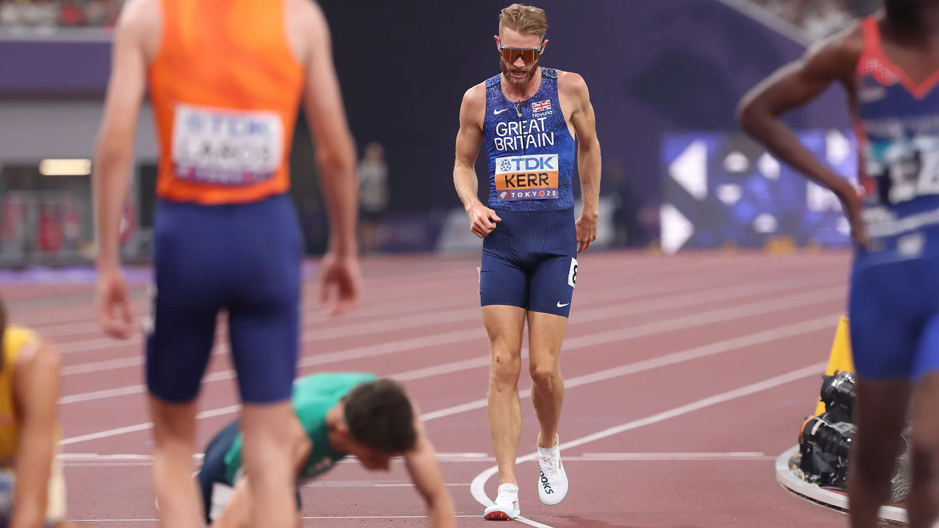 Josh Kerr ha tagliato il traguardo in ultima posizione ma si è guadagnato gli applausi del pubblico
