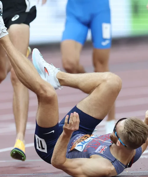 Cade sul traguardo ma si qualifica ugualmente: le foto