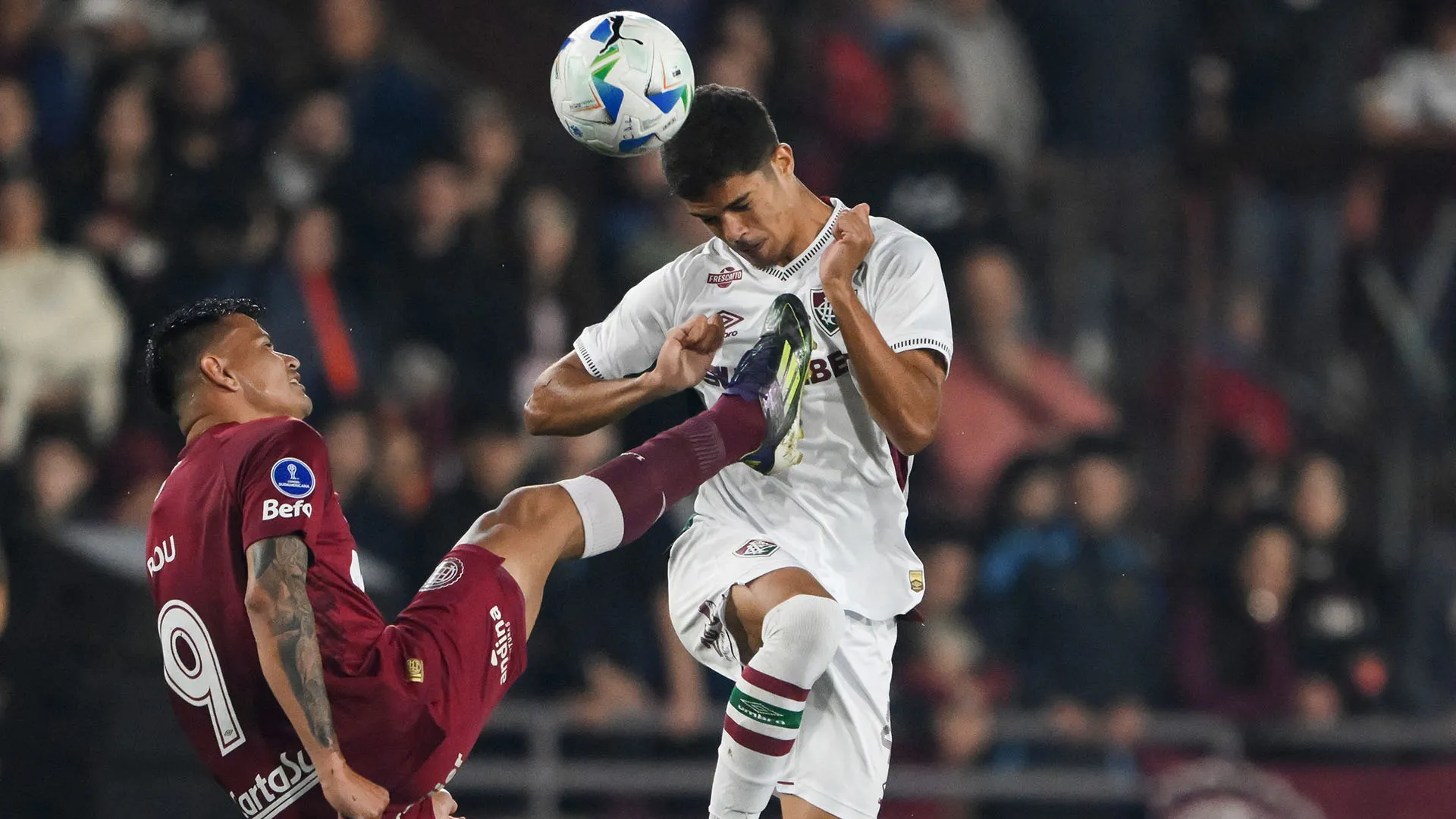 Bruttissimo il colpo ricevuto da Julio Fidelis nel corso di Lanus-Fluminense
