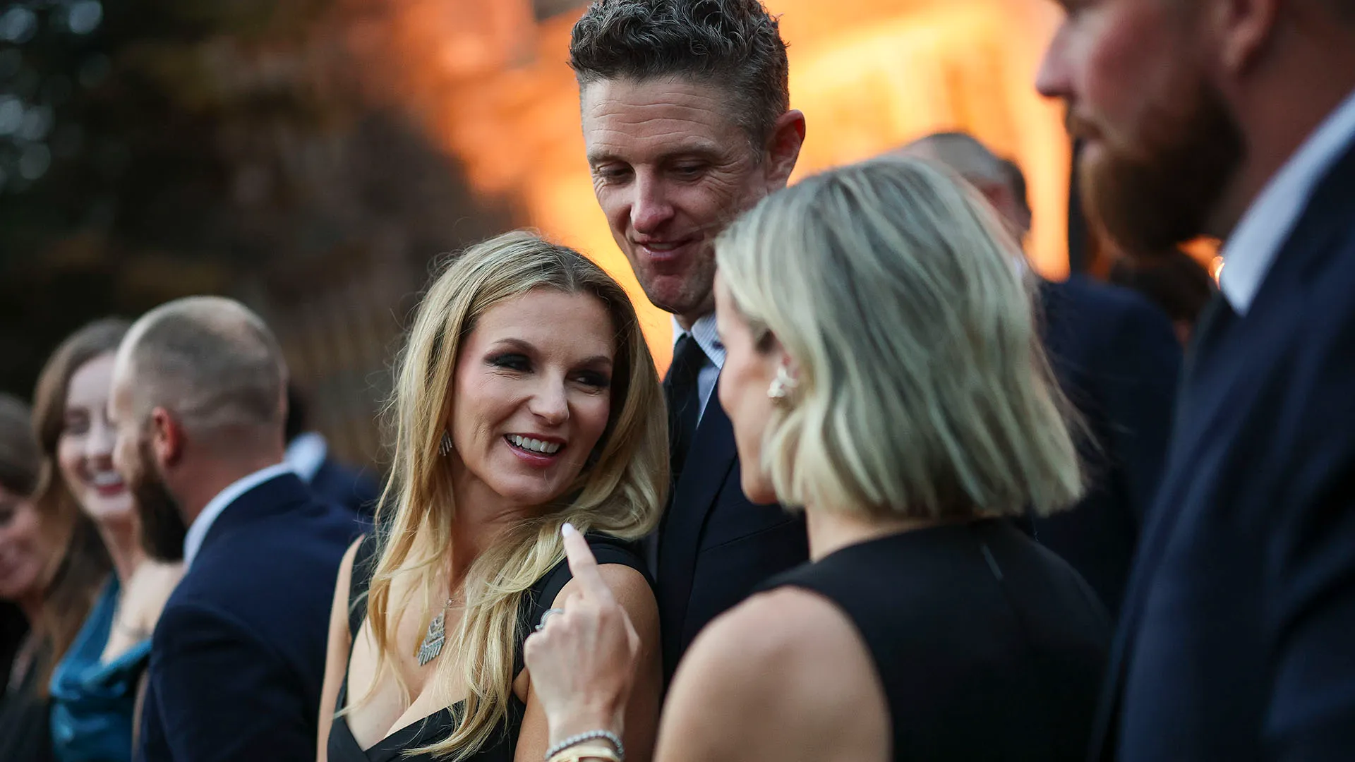 Justin Rose del Team Europe e sua moglie Kate parlano con Shane Lowry del Team Europe e sua moglie Wendy