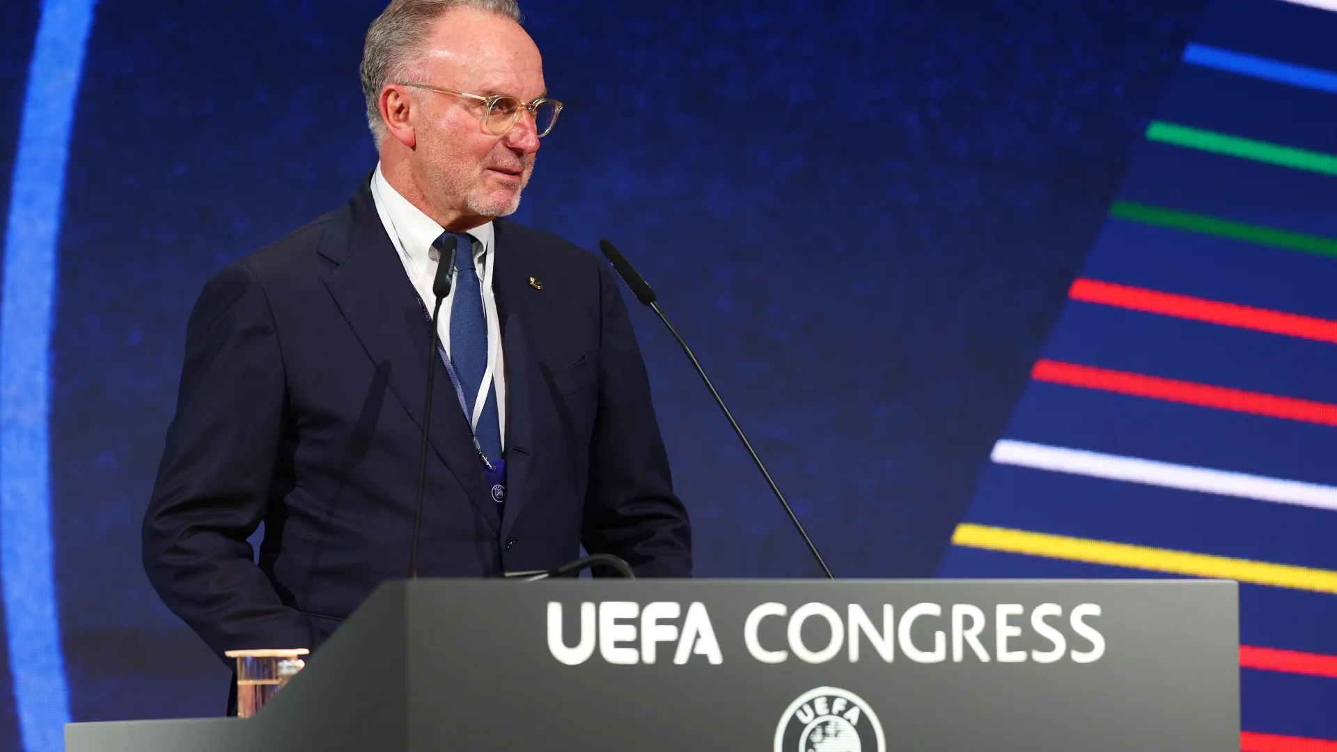 Non solo campione sul campo, ma anche figura chiave nello sviluppo del calcio tedesco ed europeo da dirigente.