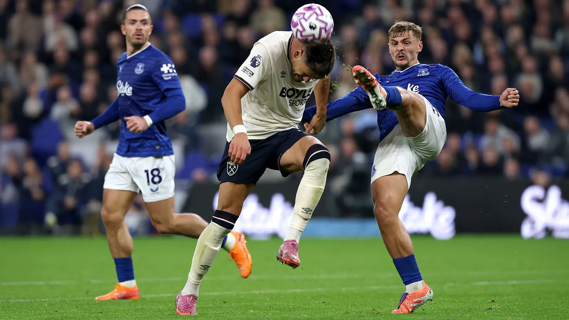 Il calciatore dell'Everton ha alzato molto la gamba per deviare il pallone
