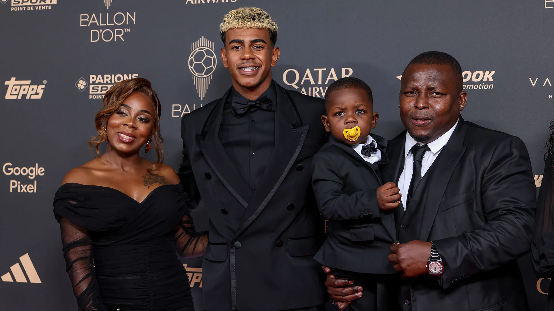 Lamine Yamal con la sua famiglia arrivano all'evento