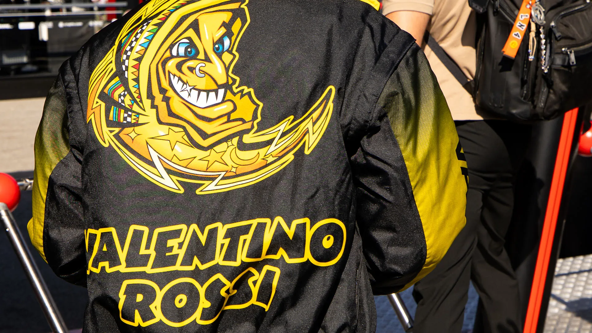 Sulla giacca ci sono il sole e la luna, altri due simboli utilizzati da Valentino Rossi in pista