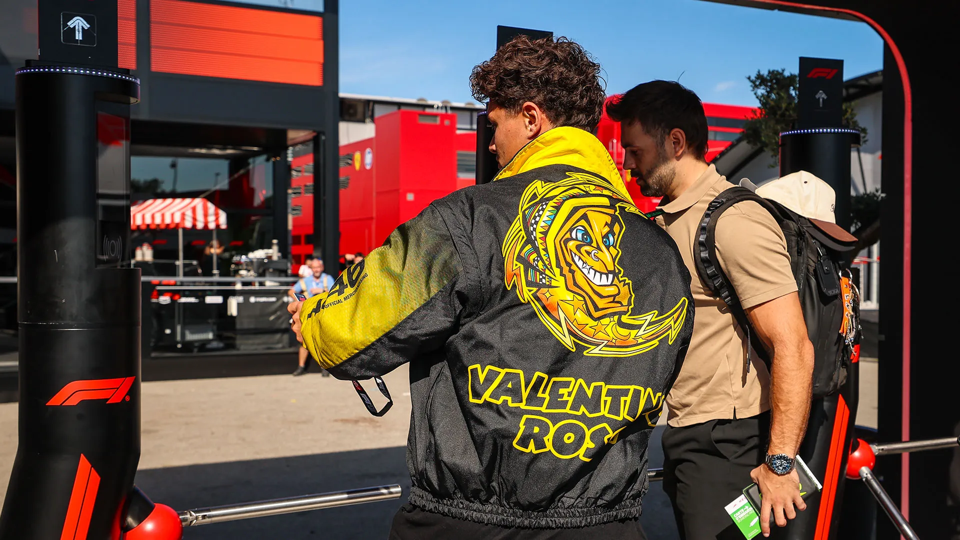 Il pilota inglese si è presentato all'Autodromo di Monza con una giacca di Valentino Rossi