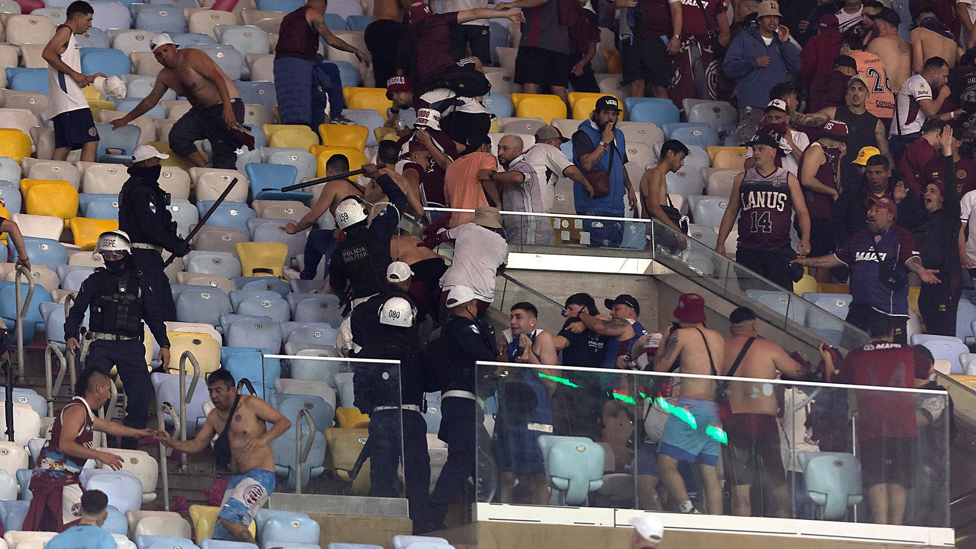 Scontri tra tifosi e polizia: caos sugli spalti
