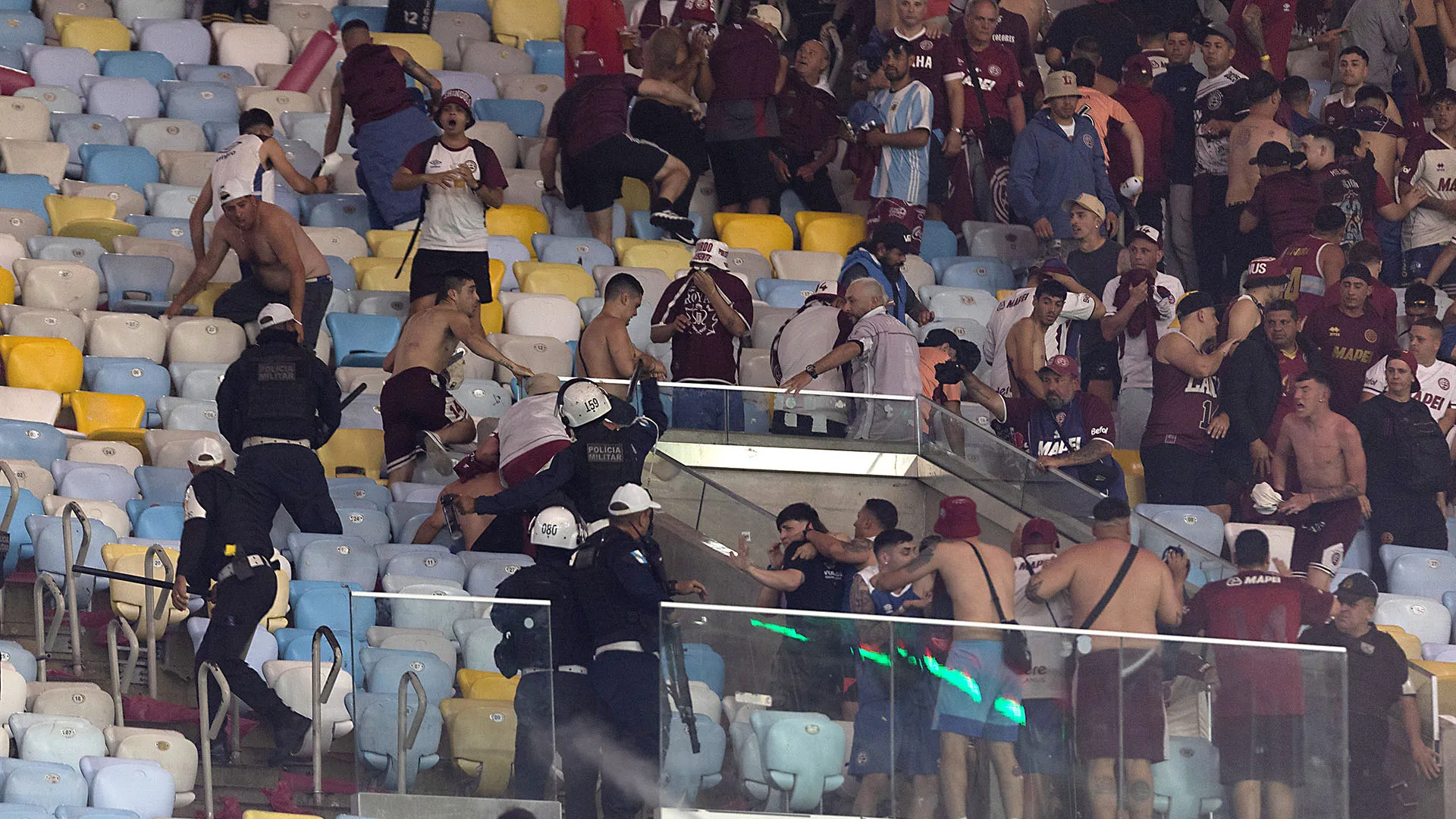 Guerriglia in tribuna durante la sfida tra Fluminense e Lanus