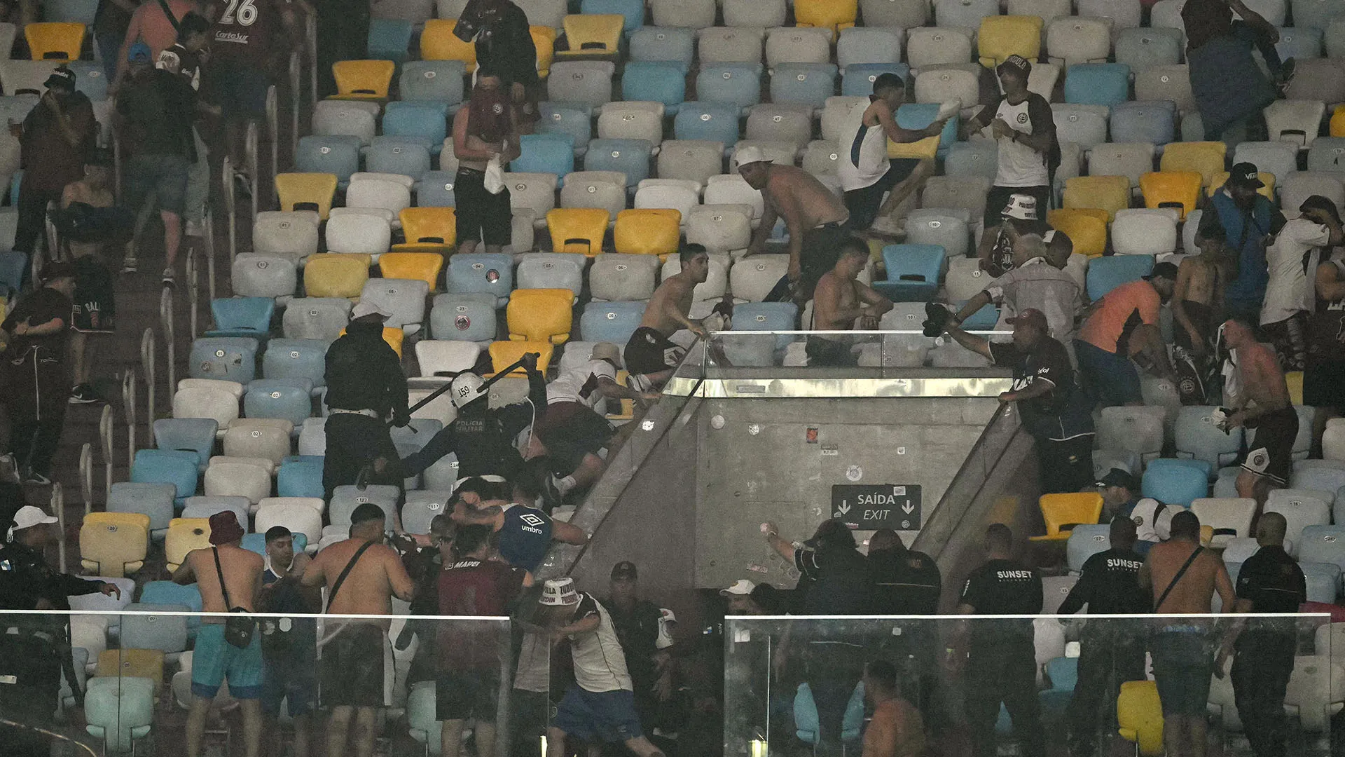 Tifosi e poliziotti si sono poi scontrati e ci sono stati diversi feriti