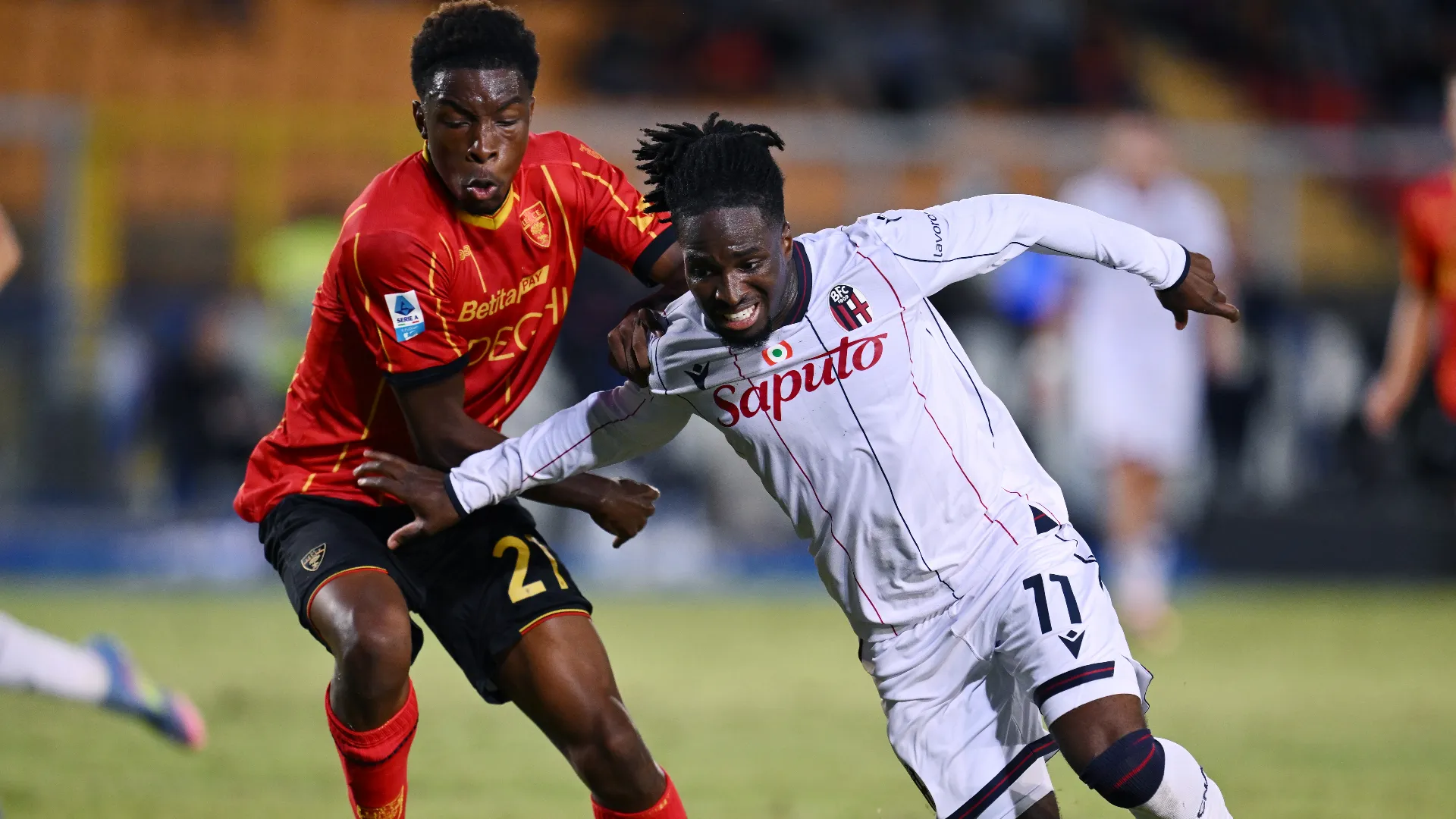 Il Bologna ribalta il Lecce che si salva nel recupero