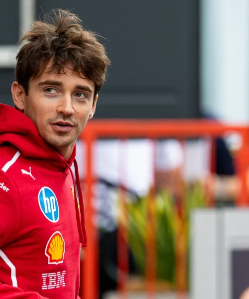 Ferrari, Leclerc carico a Baku: “Adrenalina alle stelle qui”. Hamilton sogna il podio