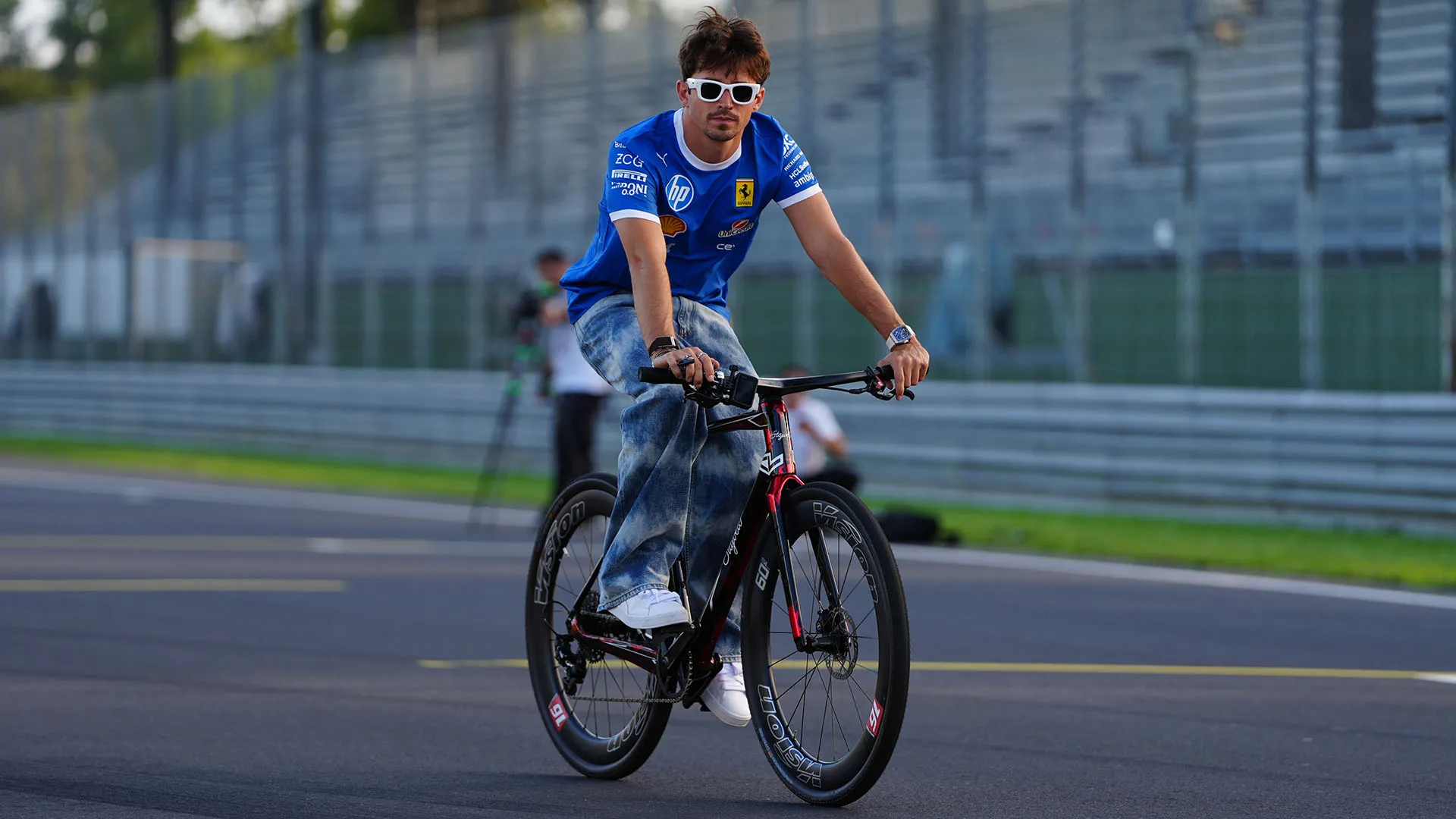 Charles Leclerc percorre in bici il giro del tracciato