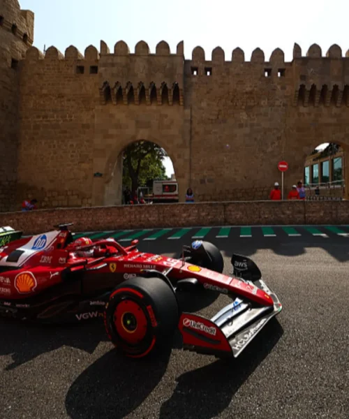 McLaren subito dominanti a Baku, ma Charles Leclerc è in scia