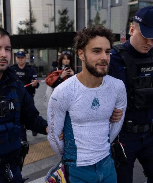 Climber fermato dalla polizia mentre sta scalando un grattacielo: le foto