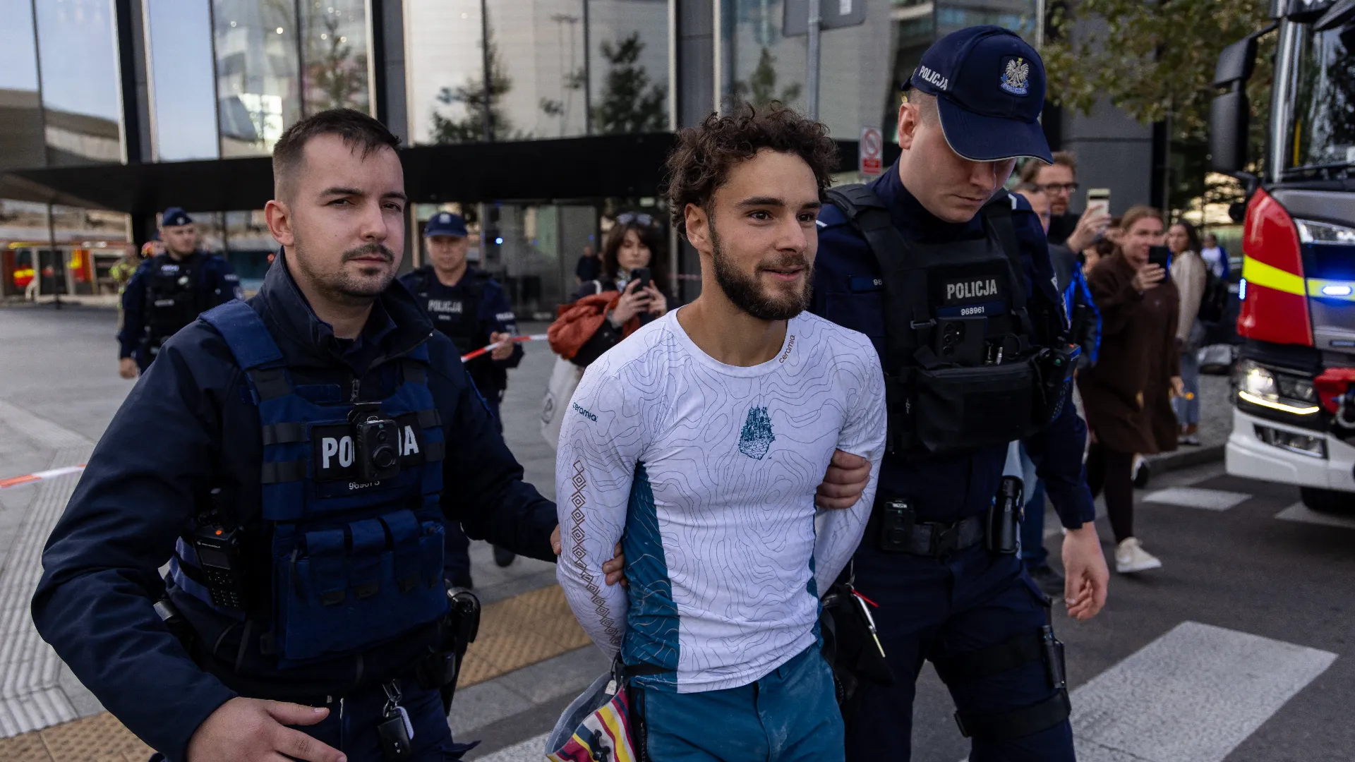 Fermato dalla polizia il climber Leduc mentre sta scalando un grattacielo
