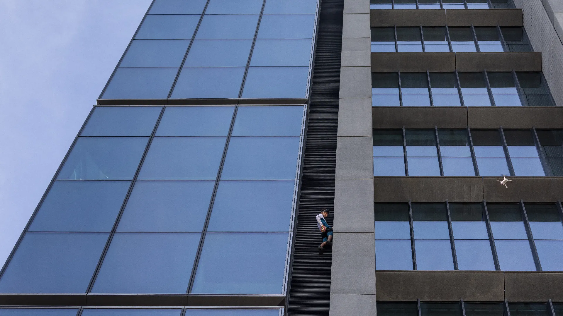 I pompieri hanno posizionato alcuni grossi materassini sotto la Varso Tower
