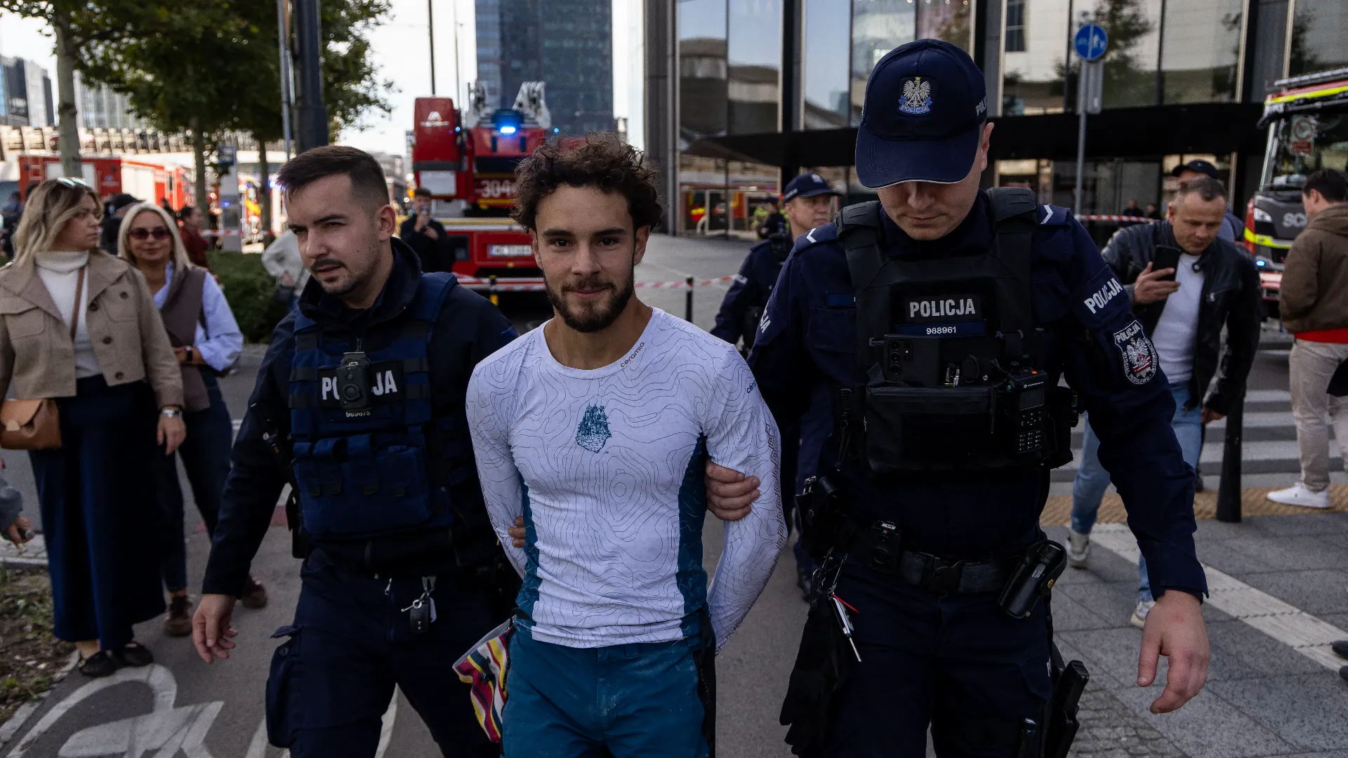 La polizia l'ha intercettato sul tetto dell'edificio dopo 230 metri di scalata
