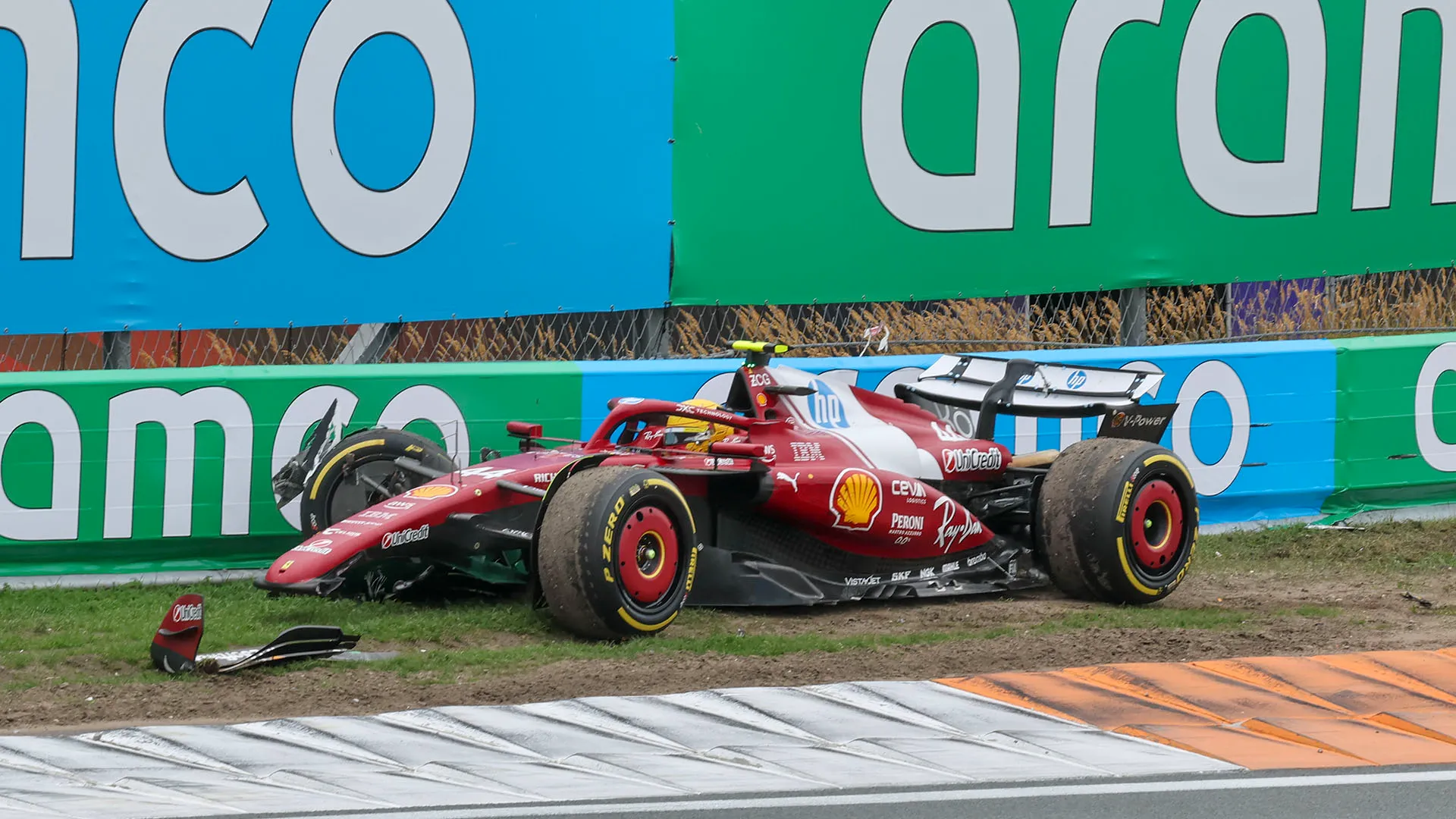 A Zandvoort il sette volte campione del mondo ha perso il controllo della Ferrari ed è andato a sbattere contro il muro