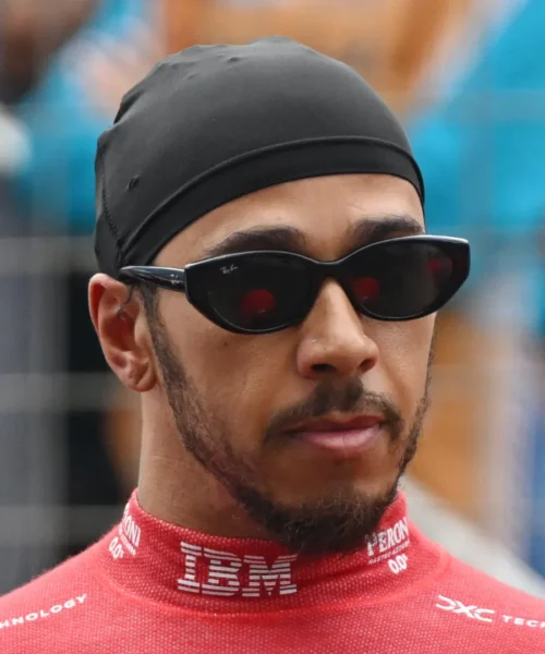 Il suo cane è malato, Lewis Hamilton salta l test al Mugello