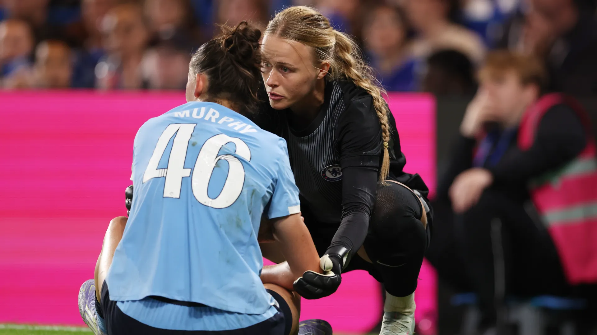 Hannah Hampton del Chelsea si è subito avvicinata all'avversaria per sincerarsi delle sue condizioni