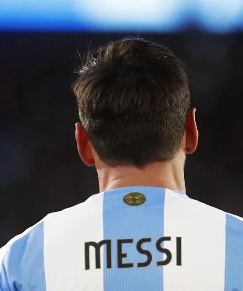 Argentina show ma Leo Messi tiene tutti con il fiato sospeso