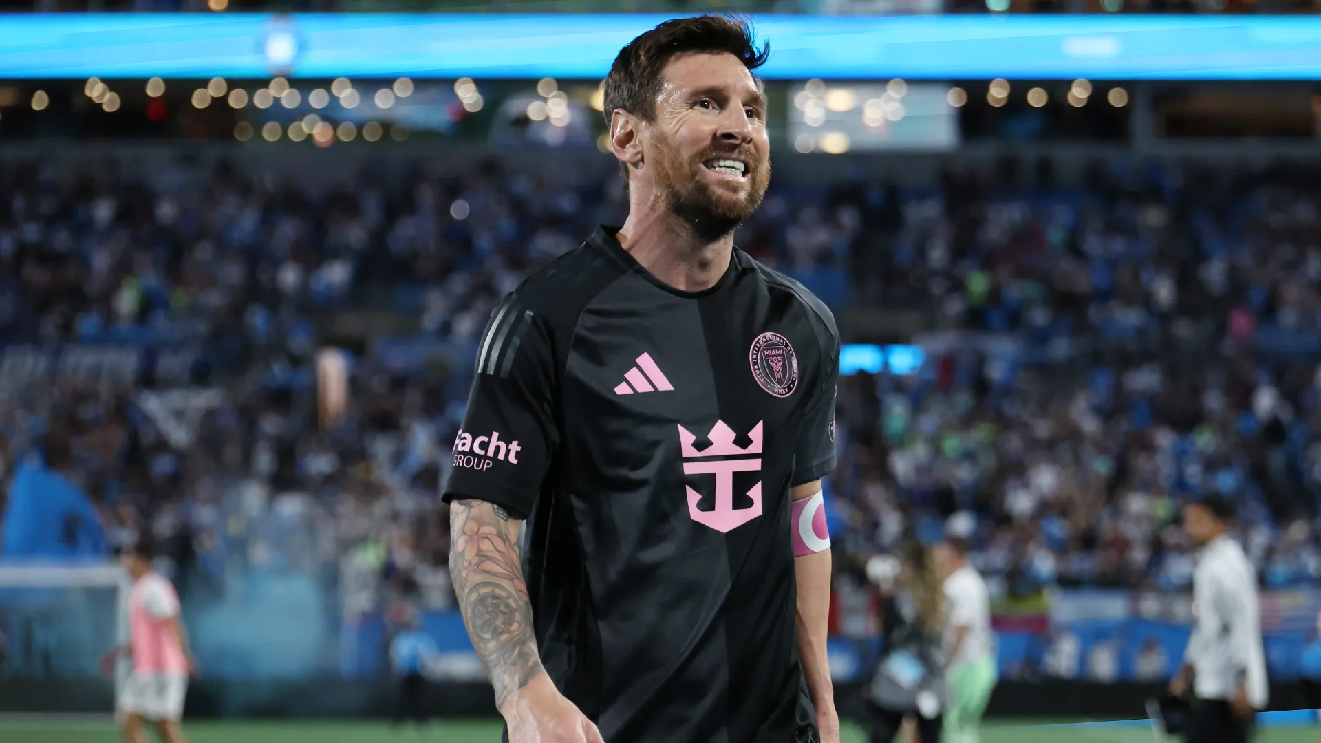 Lionel Messi sbeffeggiato dai tifosi dopo la figuraccia: le foto
