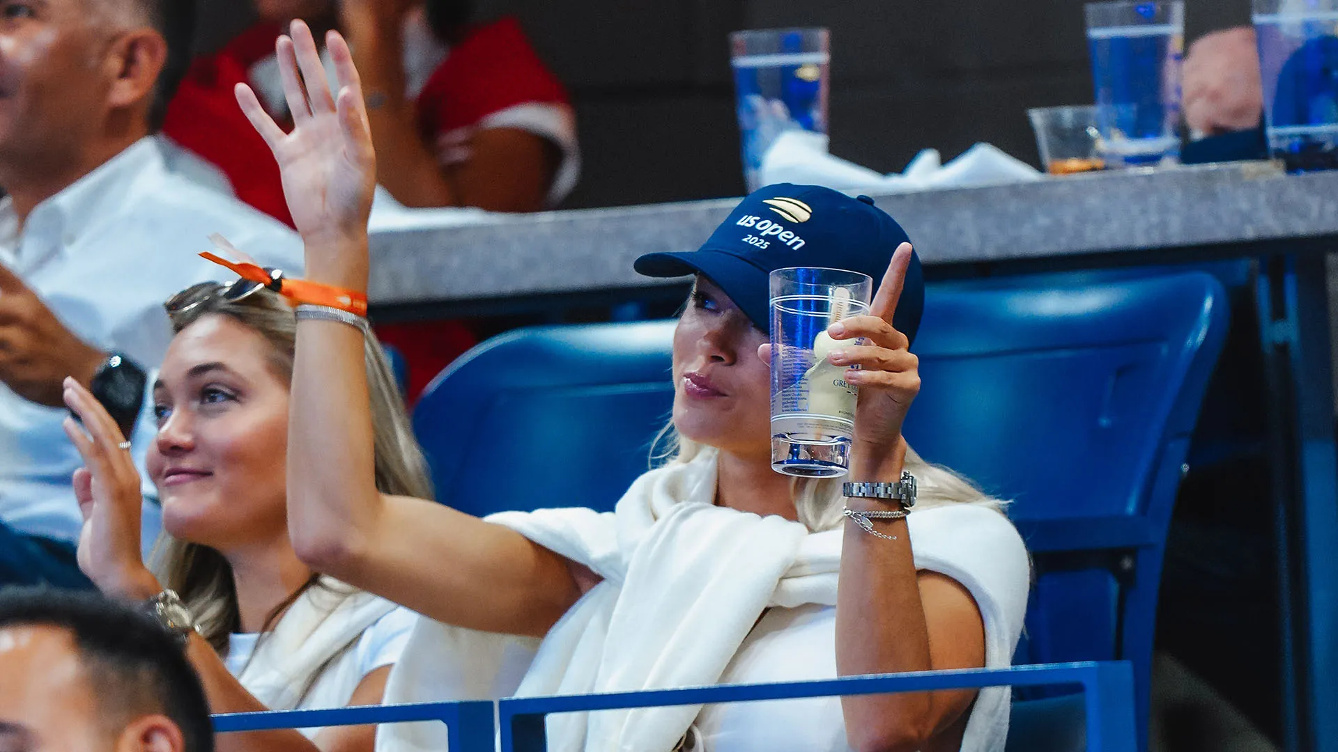 La modella 22enne di Sports Illustrated si è accomodata in tribuna insieme ad un'amica
