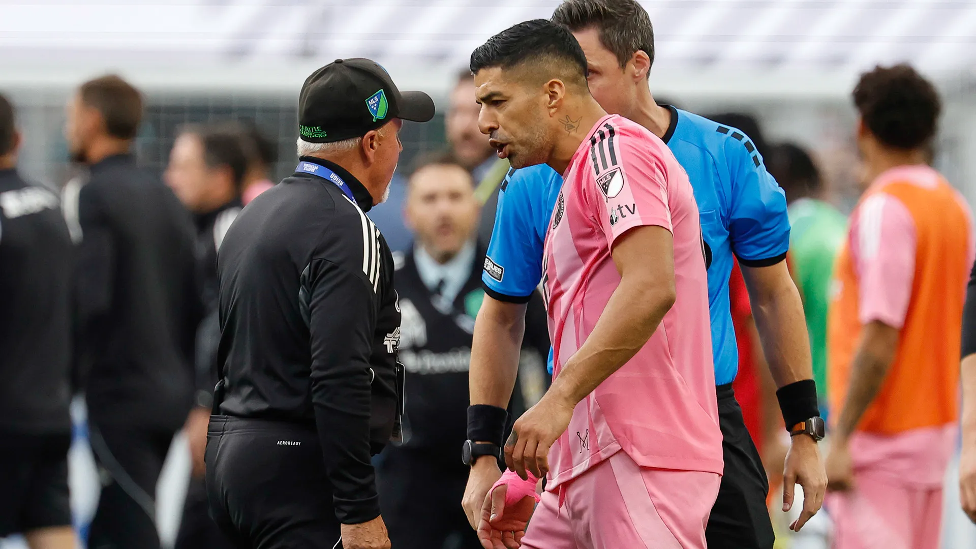 Luis Suarez nella baraonda ha litigato con Gene Ramirez, il capo della sicurezza dei Seattle Sounders