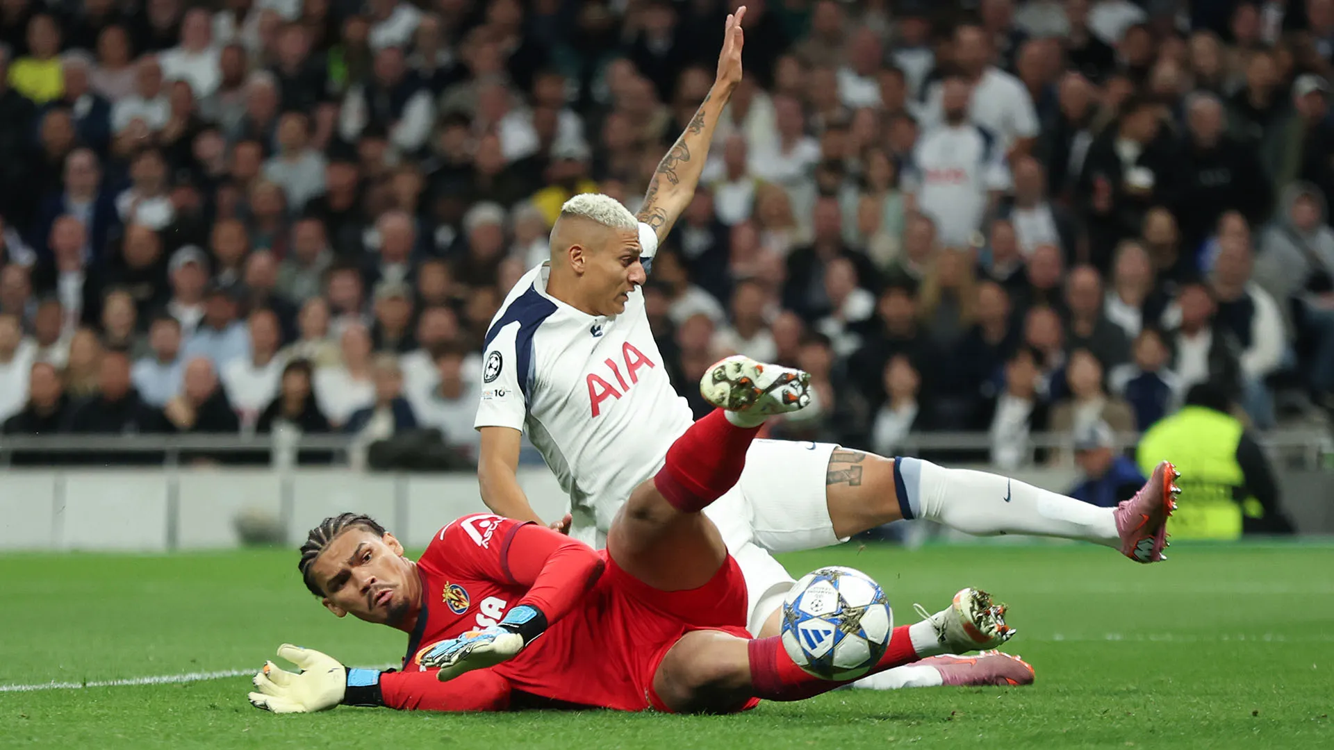 Dopo appena tre minuti di gioco, il portiere brasiliano ha fatto un erroraccio che ha influenzato tutta la partita contro il Tottenham