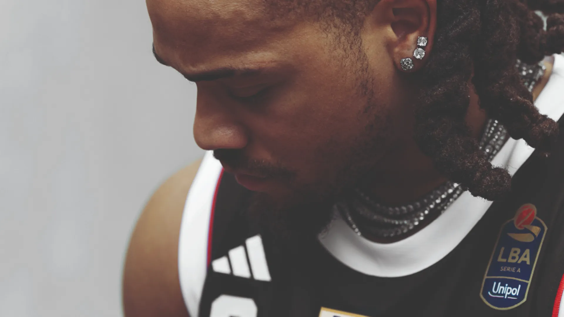 ... la Virtus Bologna, con adidas, ha presentato la maglia che utilizzerà in casa nella prossima stagione agonistica