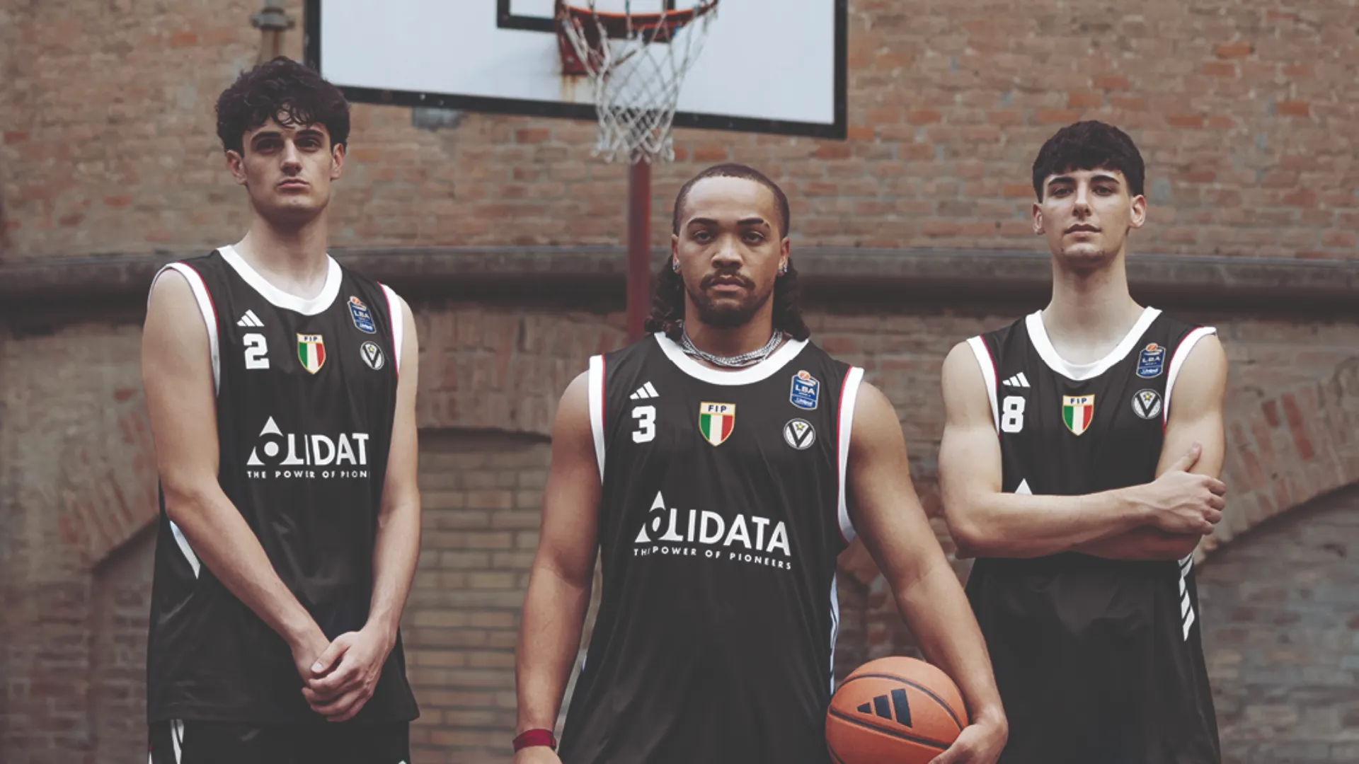Il design è stato pensato per raccontare il forte legame tra la
Virtus e la città di Bologna

