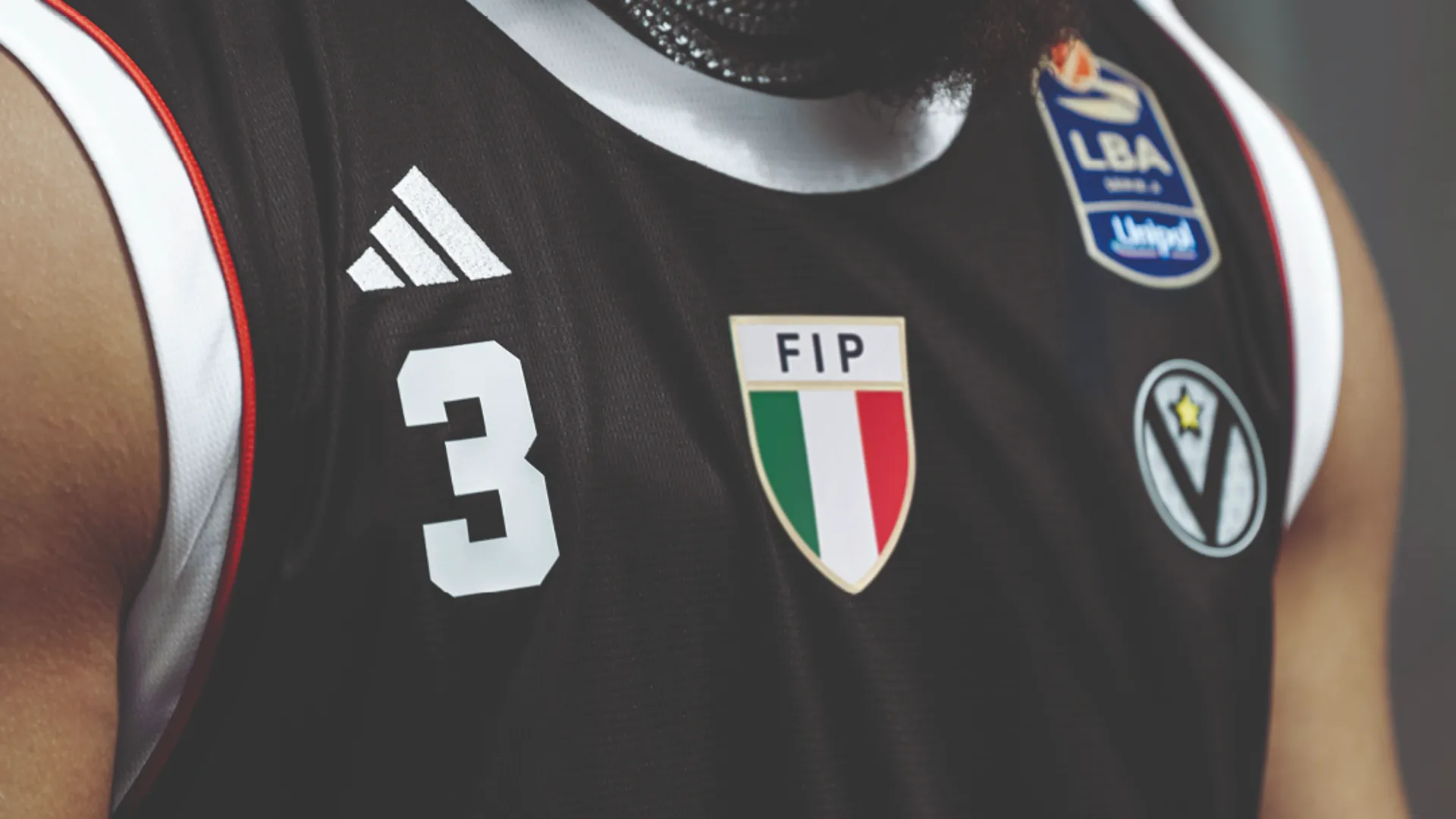 Fa bella mostra di sé lo scudetto vinto nella passata stagione... 