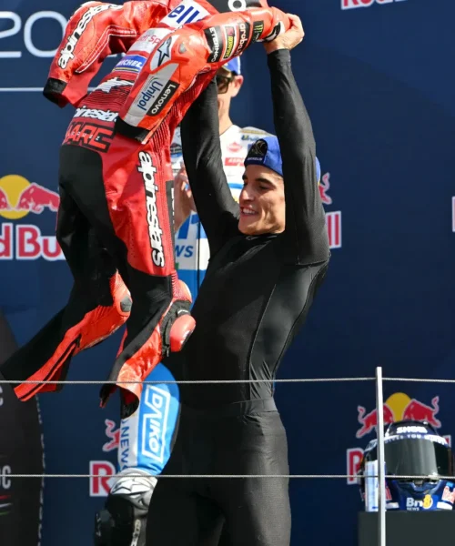 Marc Marquez si stufa dei fischi e si spoglia sul podio: foto