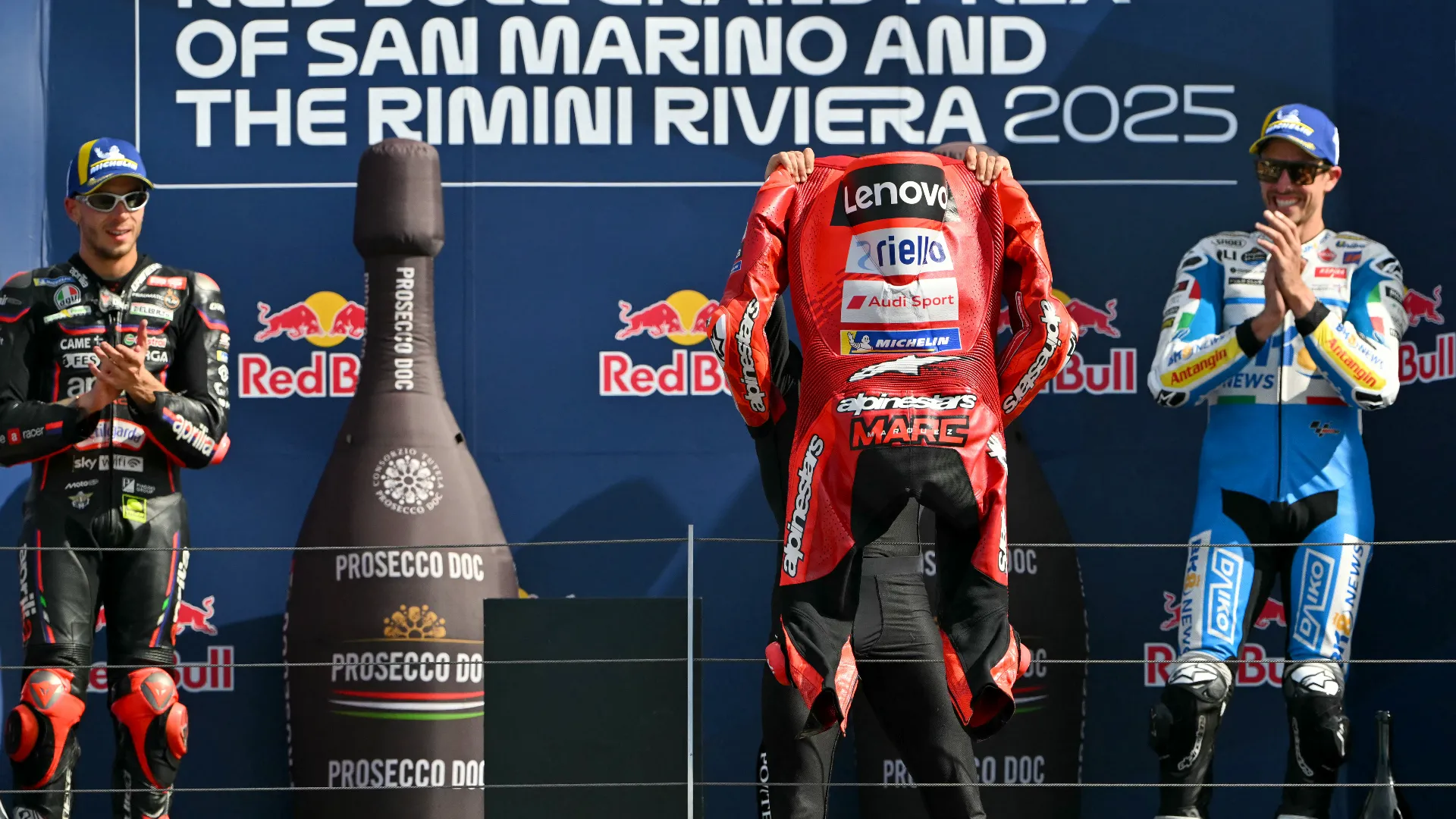 Per tutta risposta, Marc Marquez si è tolto la tuta