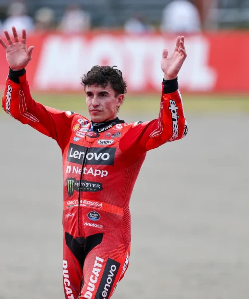 Marc Marquez eguaglia Valentino Rossi, lacrime e il gesto a fine gara: le immagini della festa
