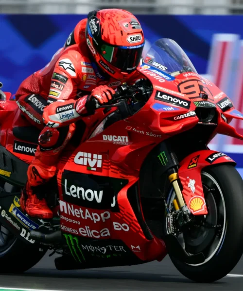 Marc Marquez trionfa a Misano davanti a Bezzecchi e Alex Marquez, cade Pecco Bagnaia
