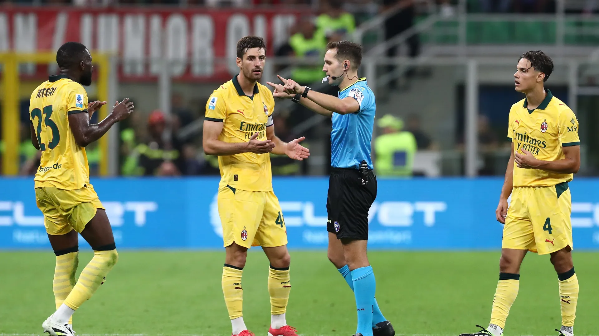 Marcenaro ha prima assegnato e poi tolto ai rossoneri un rigore per fallo su Nkunku