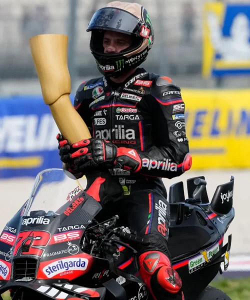 Misano: Marco Bezzecchi festeggia con il Garpez, ma non si accontenta
