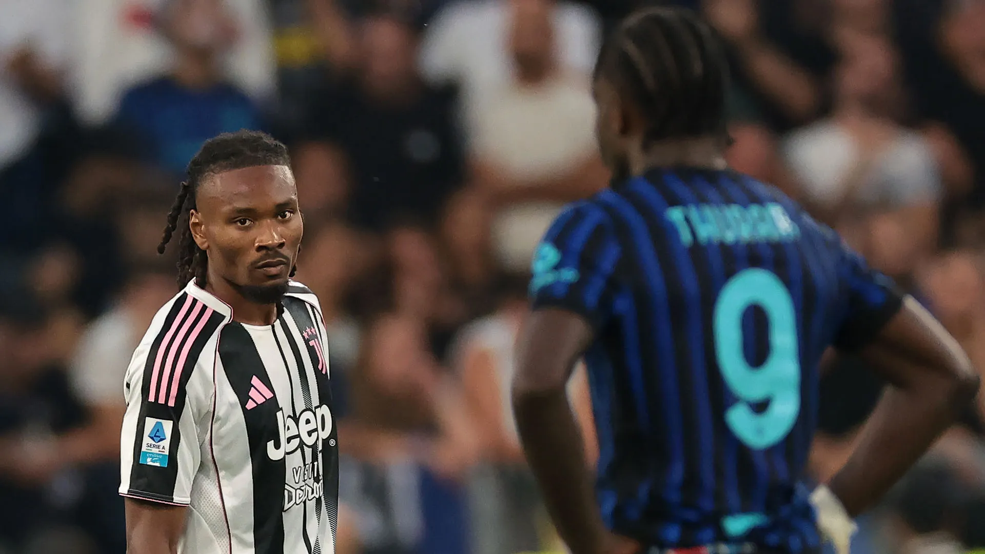 Subito dopo il gol decisivo di Adzic per il 4-3 della Juventus, Marcus Thuram si è avvicinato al fratello Khéphren, centrocampista dei bianconeri