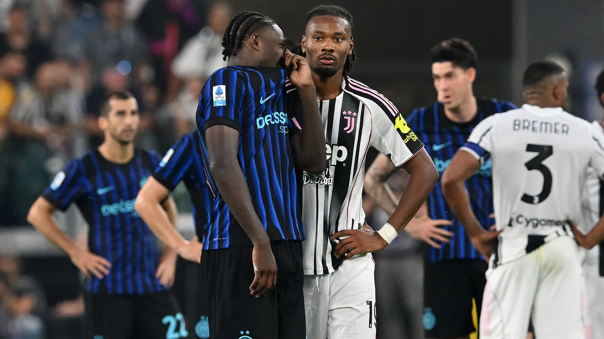 Marcus si è messo a ridere mentre diceva qualcosa al fratello: un atteggiamento che non è piaciuto ai tifosi dell'Inter, furiosi per la sconfitta