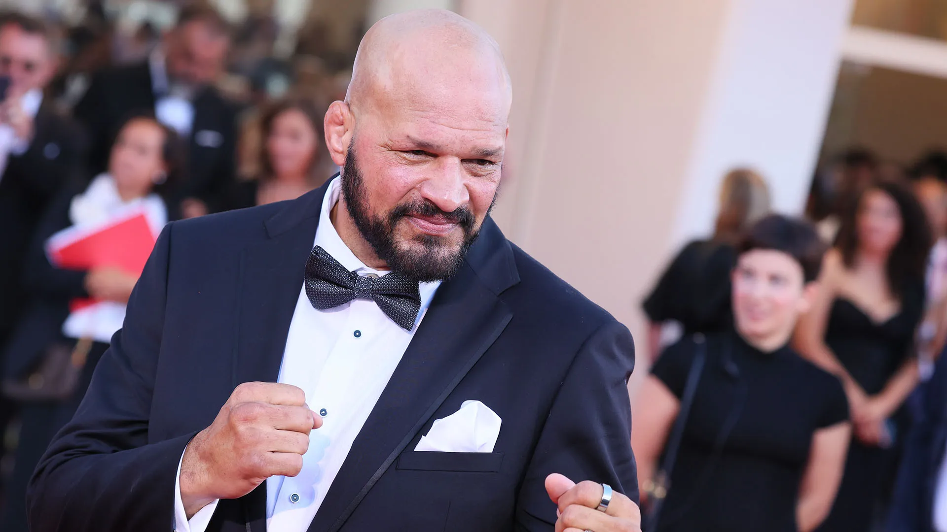 Un gigantesco lottatore sul red carpet: le foto di Mark Kerr
