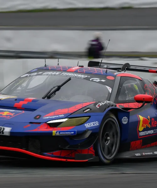 Max Verstappen domina e vince anche guidando la Ferrari: le foto
