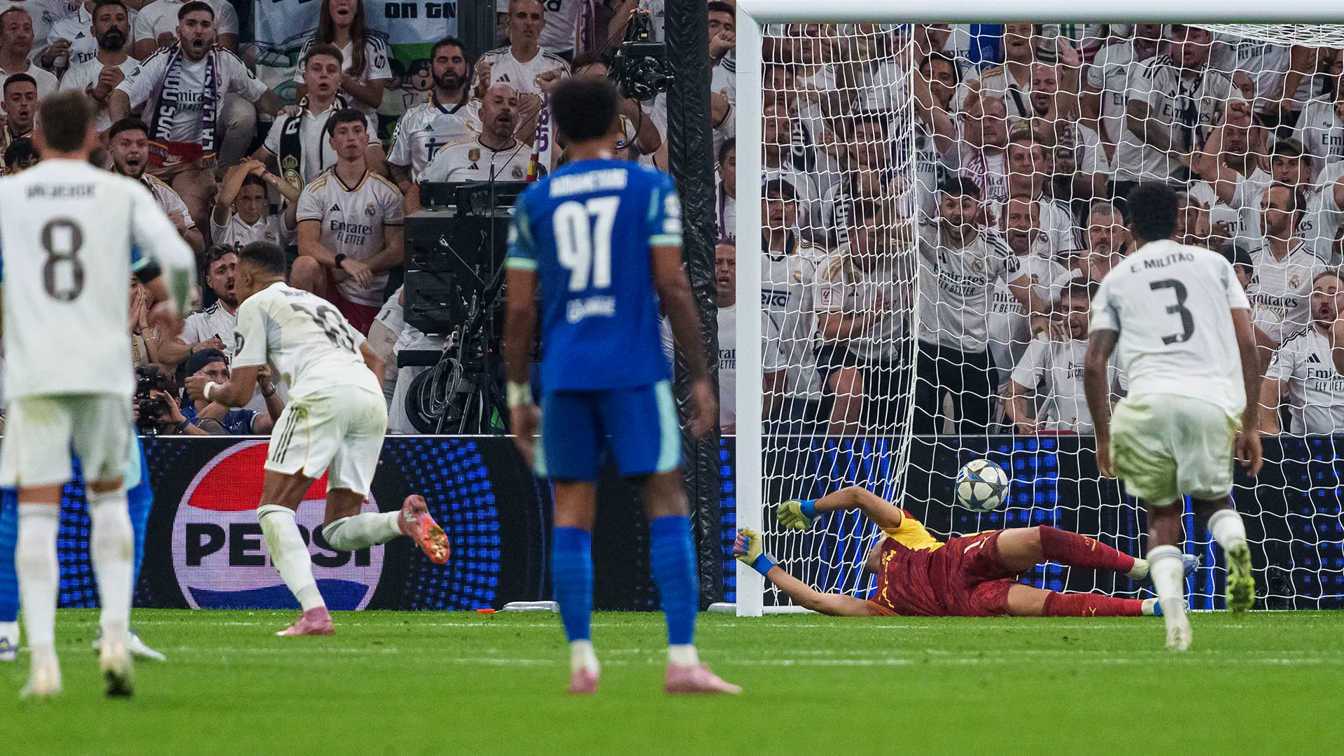 A rimettere in pareggio la sfida è stato Kylian Mbappé, segnando il primo rigore della sua partita...
