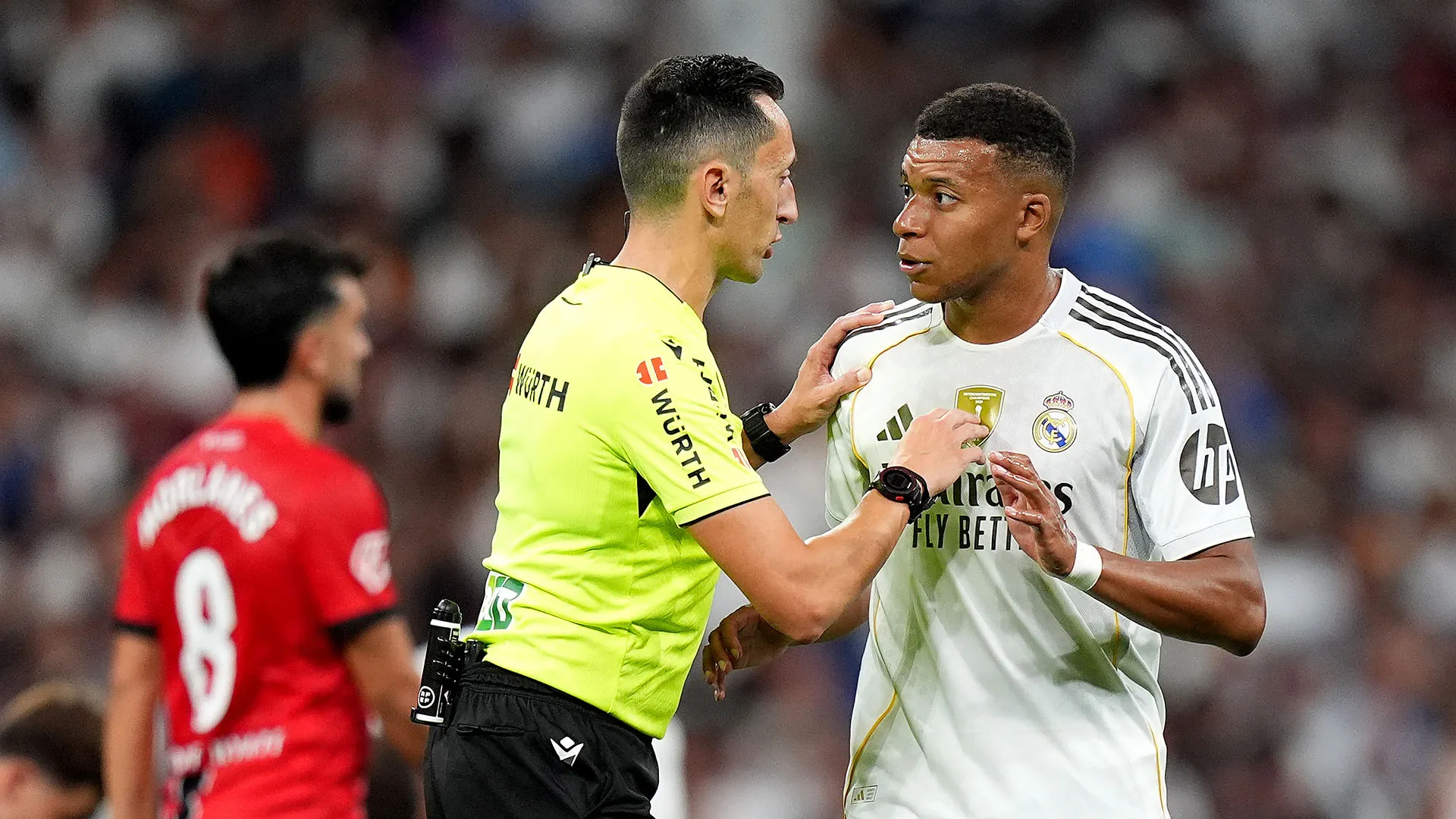 "Per tutto il tempo ha criticato l'arbitro e non è neanche stato ammonito" ha scritto più di un tifoso