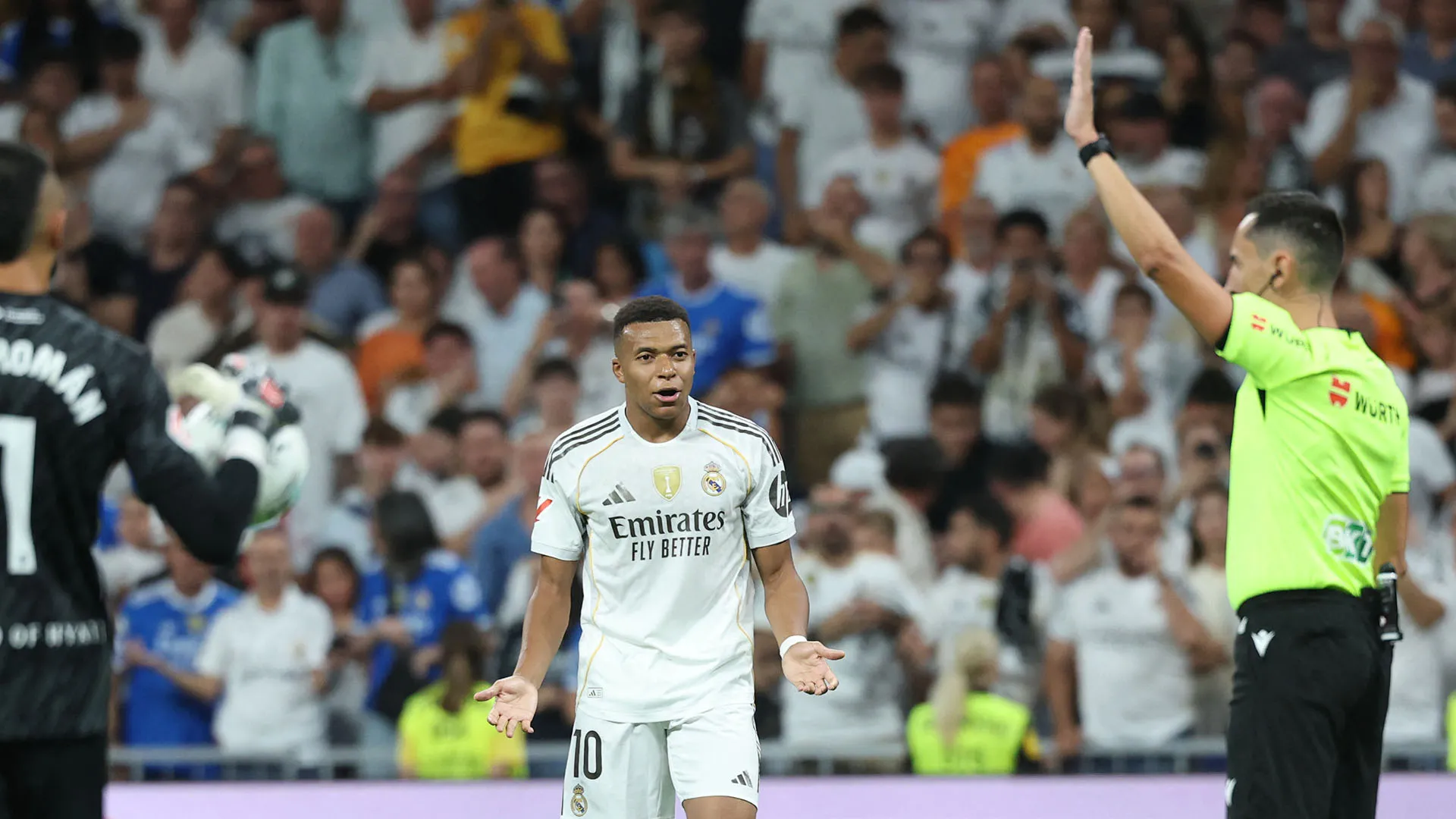 Mbappé si è più volte lamentato con l'arbitro (anche in maniera molto dura)