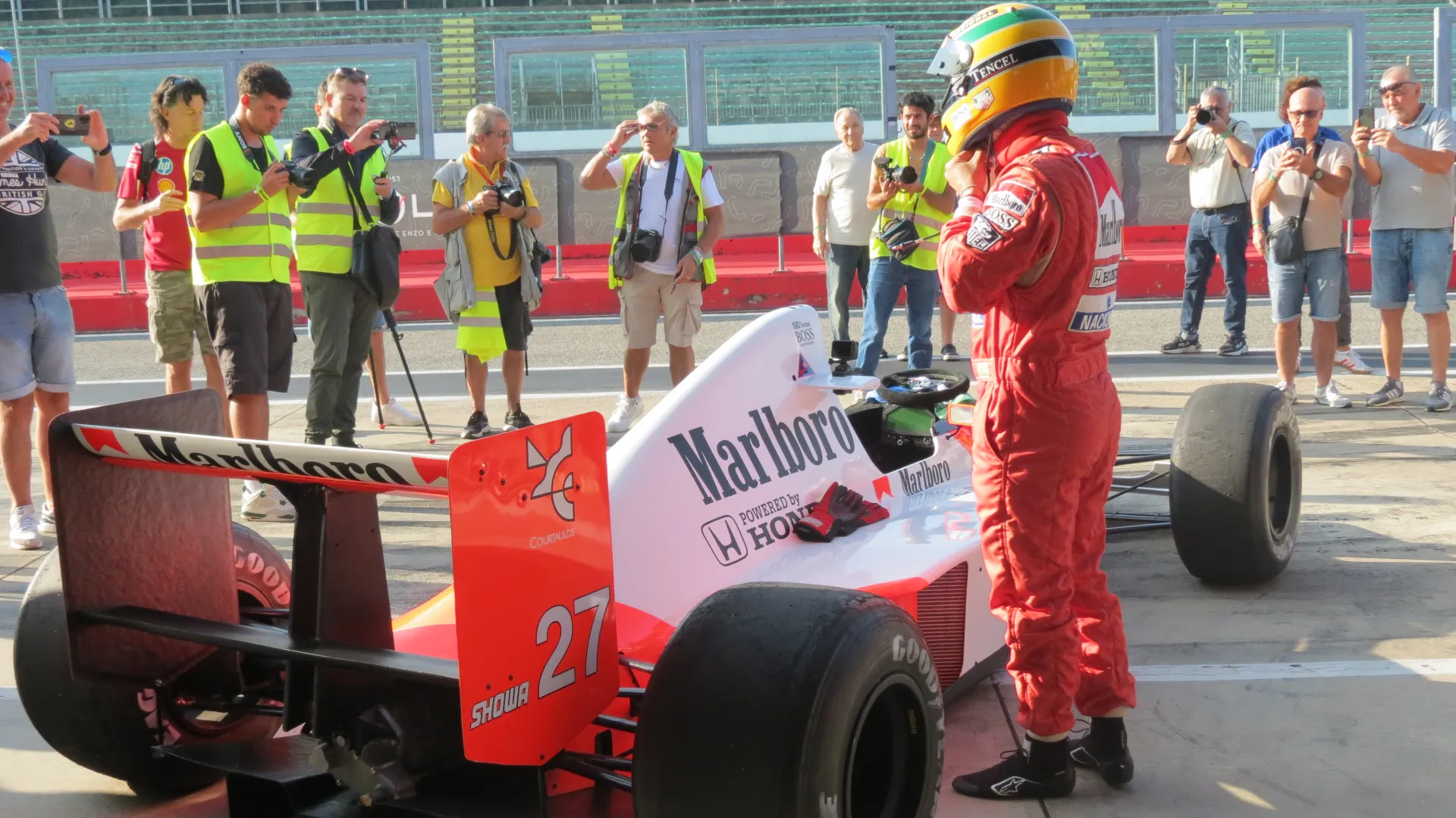 ... lo ha fatto indossando casco e tuta originali di Ayrton